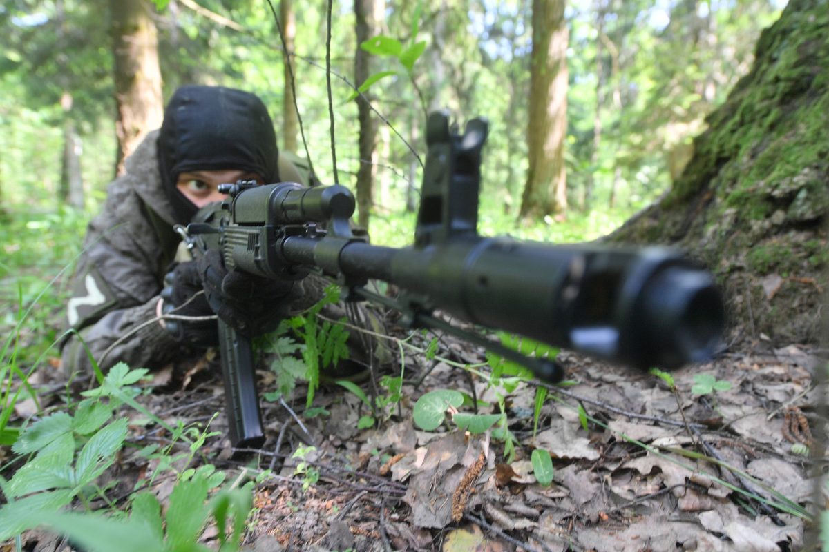 Essen: Mann „übt“ nachts mit Kalashnikov herum – als er dabei erwischt wird, dreht er komplett durch