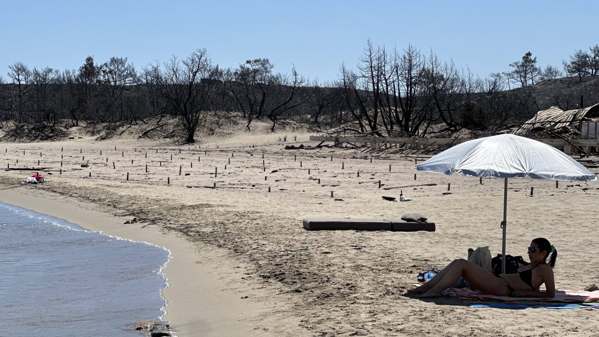 Frau im Urlaub am Strand von Rhodos, Griechenland