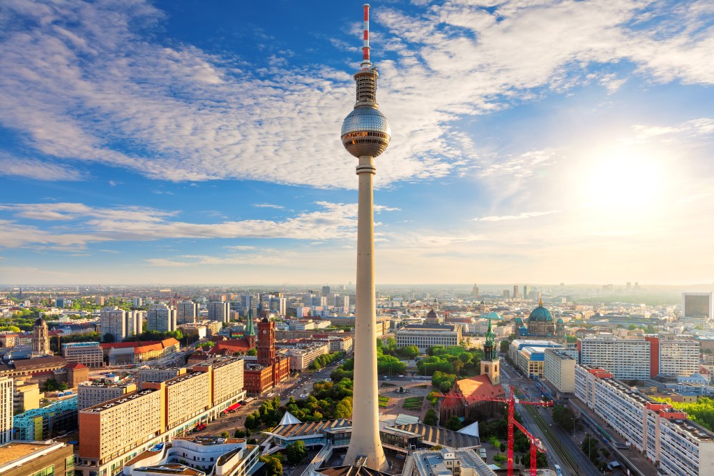 Panorama-Blick auf den Fernsehturm Berlins.