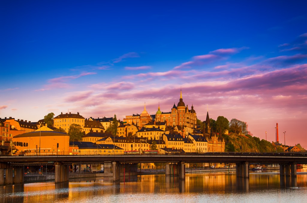 Blick auf Stockholm bei Sonnenuntergang.