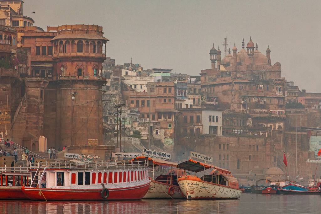 Schiffe im Fluss Ganges in Indien.