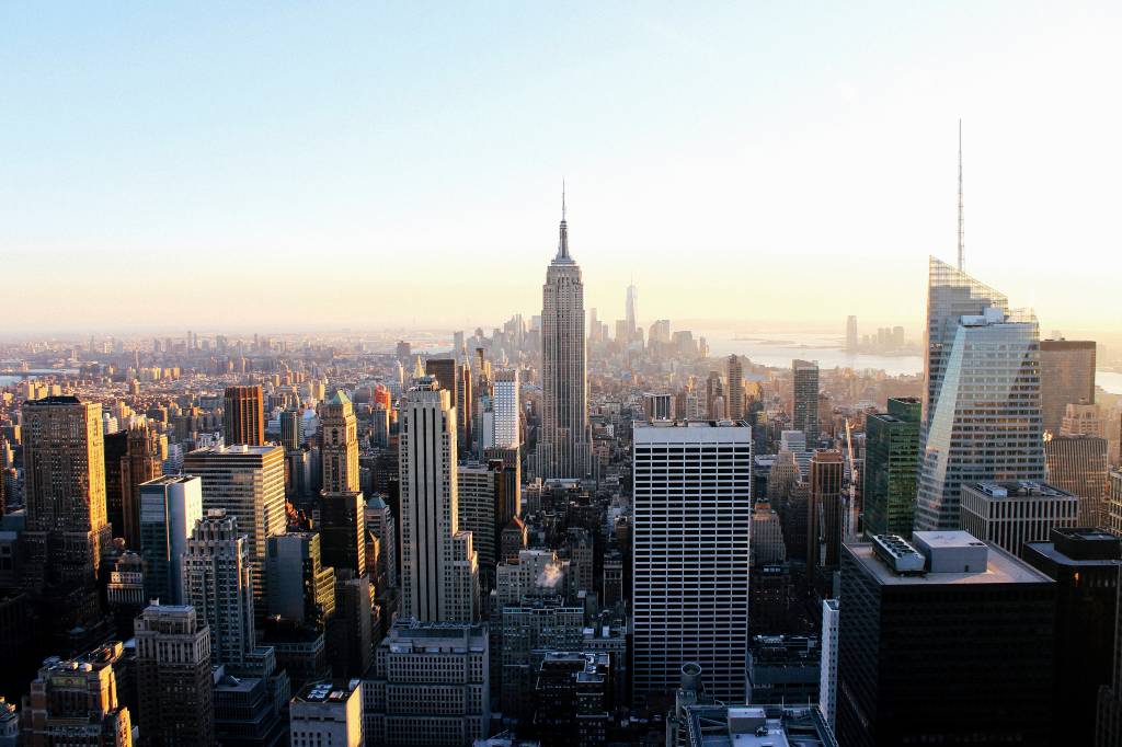 Die Skyline von New York im Sonnenuntergang.