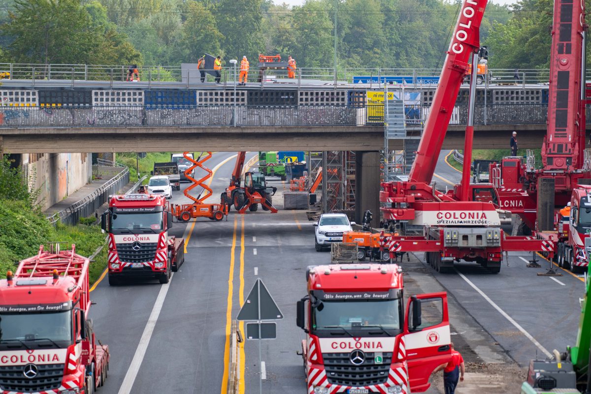 Auf der A40 in Duisburg kommt es bald zu zwei langen Vollsperrungen. Autofahrer werden starke Nerven brauchen (Archivbild).