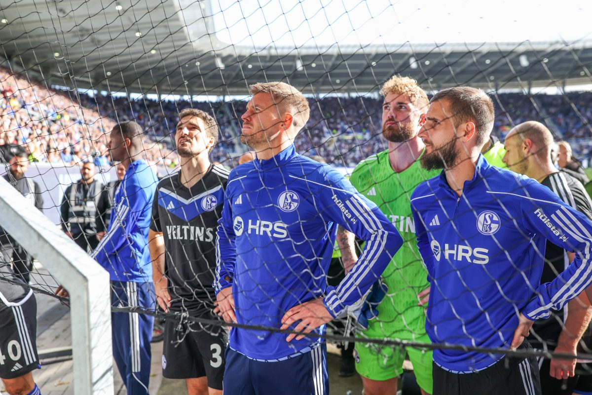 Die Spieler des FC Schalke 04 bekommen von ihren Fans einen Einlauf.