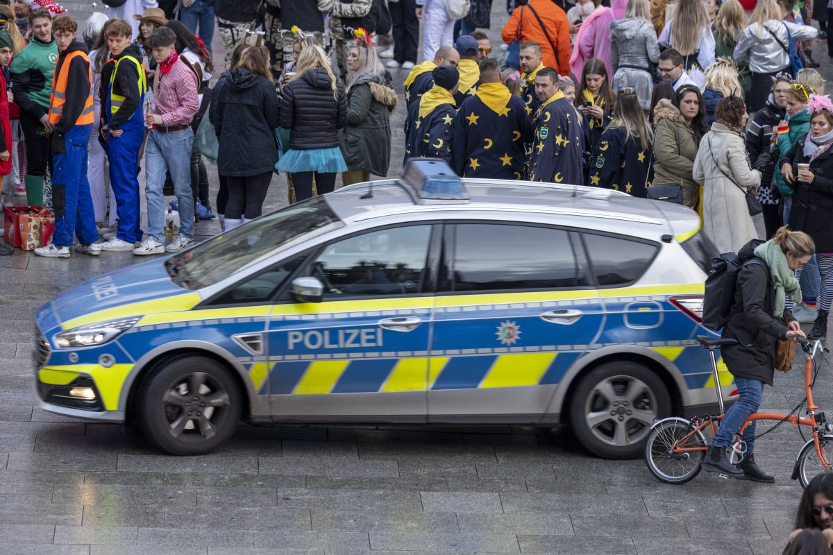 Am 11.11. stürzt sich Köln in den Saisonauftakt. An Karneval prägen bunte Kostüme und feiernde Menschen das Stadtbild. Doch die Polizei greift durch.