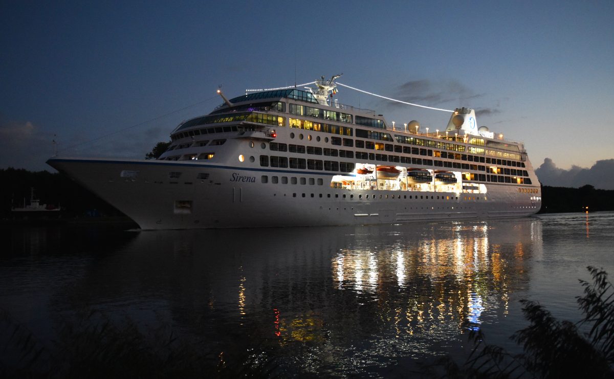 Kreuzfahrt bei Nacht. (Symbolfoto)