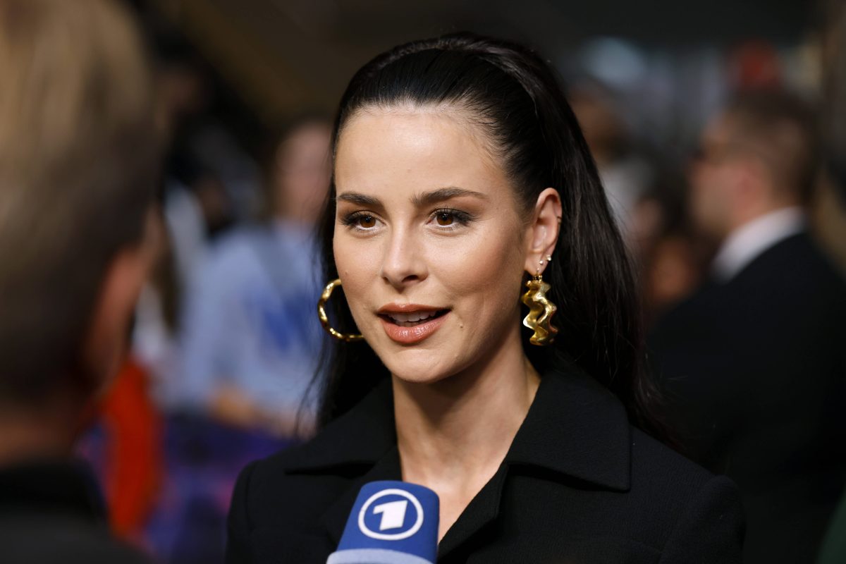 Lena Meyer Landrut Posiert Ohne Bh Fans Sind Hin Und Weg „tolle Frau“ Derwestende 8889