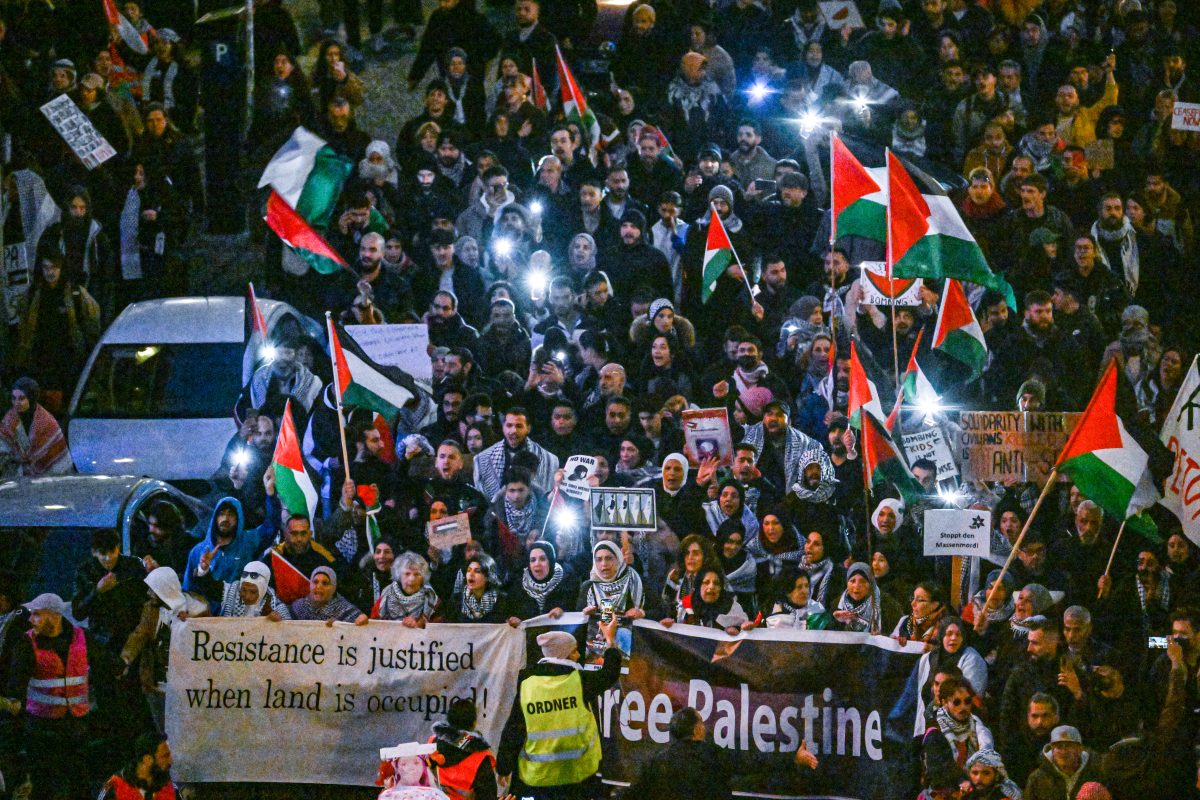 Eine pro-palästinensische Demonstration in Berlin eskalierte teilweise, als ein Student seine Solidarität zu Israel bekundete und eine Flagge zeigte.