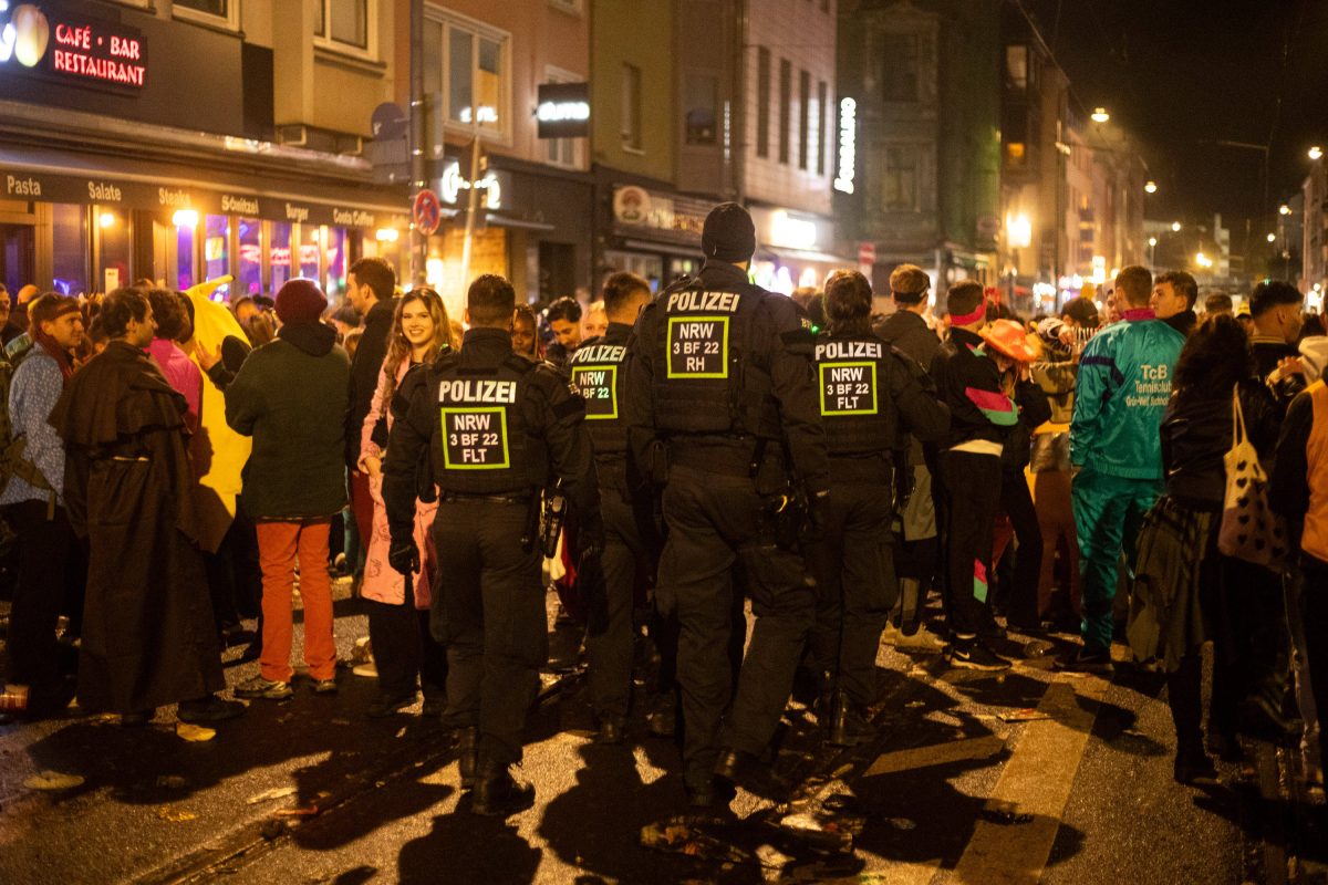 Saisonauftakt in KÃ¶ln: Das bunte Treiben in der Domstadt am 11.11. wurde teilweise von turbulenten ZwischenfÃ¤llen Ã¼berschattet.