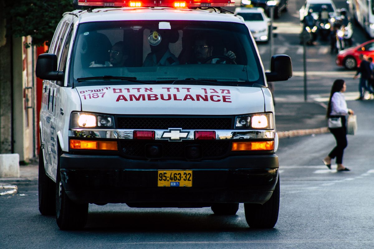 Erschreckende Szenen im morgendlichen Berufsverkehr in Jerusalem: Mehrere mutmaßlich palästinensische Attentäter haben auf Menschen geschossen.