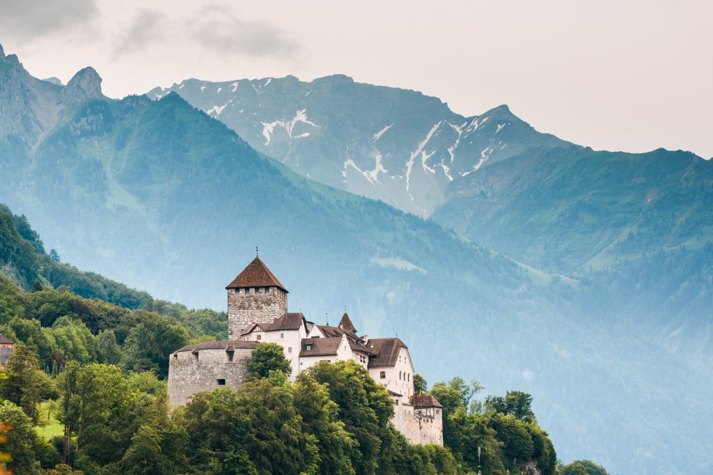 Das Schloss Vaduz in den Bergen.