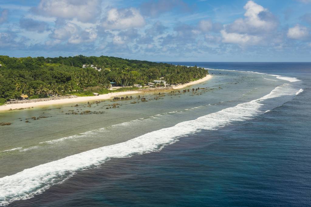 Die Küste von Nauru im Südpazifik.