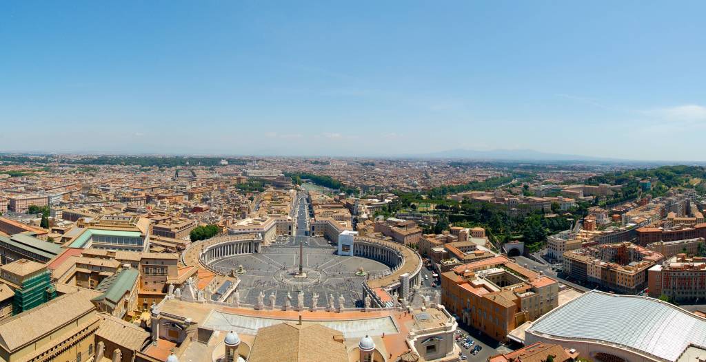 Blick von der Kuppel des Petersdom auf den Petersplatz in Vatikanstadt.