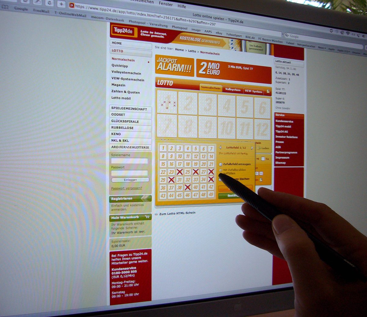 Ein Spieler füllt einen Lottoschein im Internet aus.