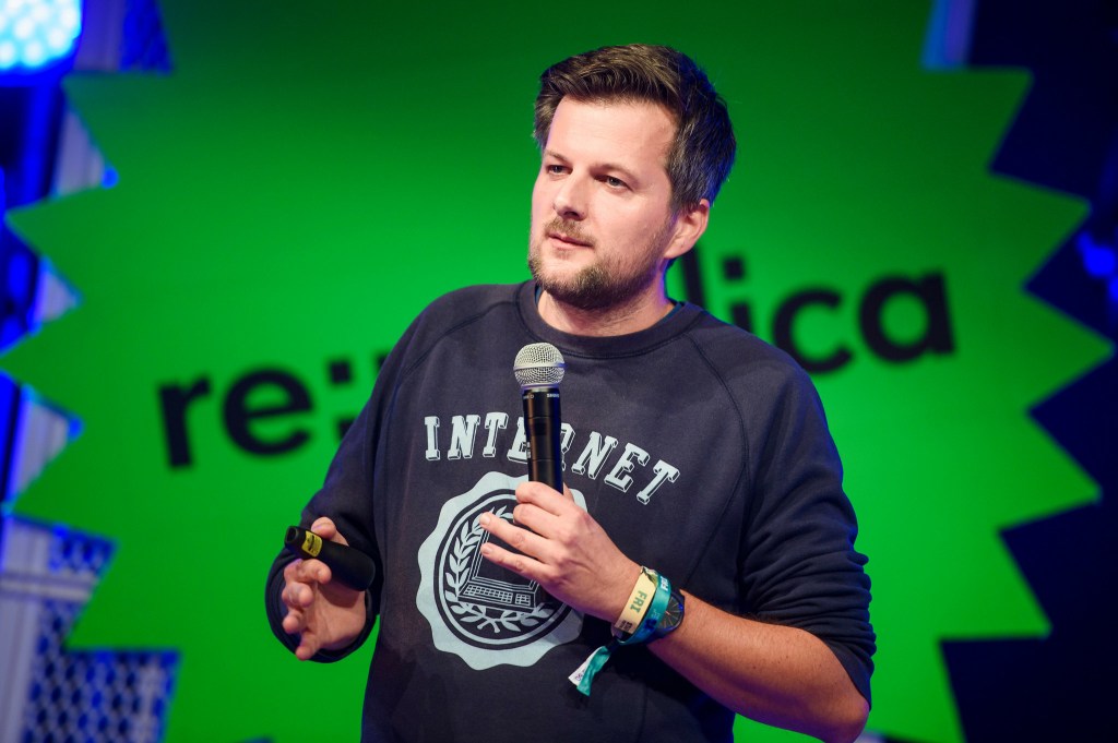 Politikberater Martin Fuchs tritt auch als Speaker auf – wie bei der republica 2023 in Hamburg. 