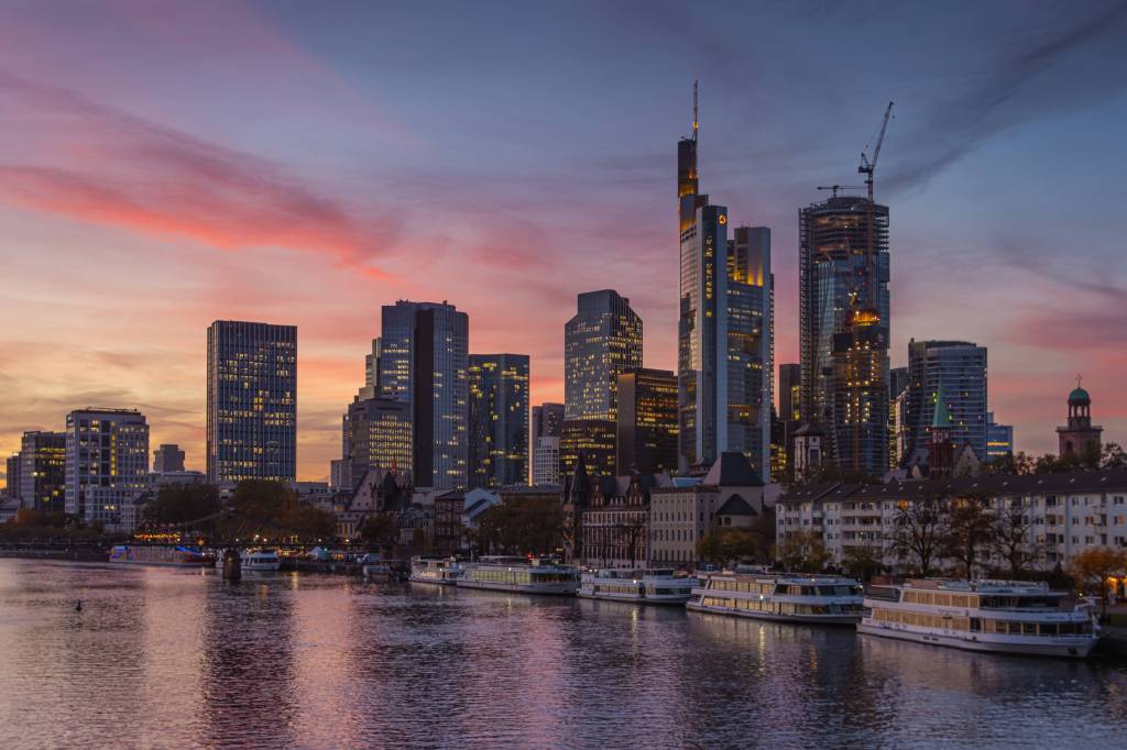 Skyline von Frankfurt bei Sonnenuntergang.