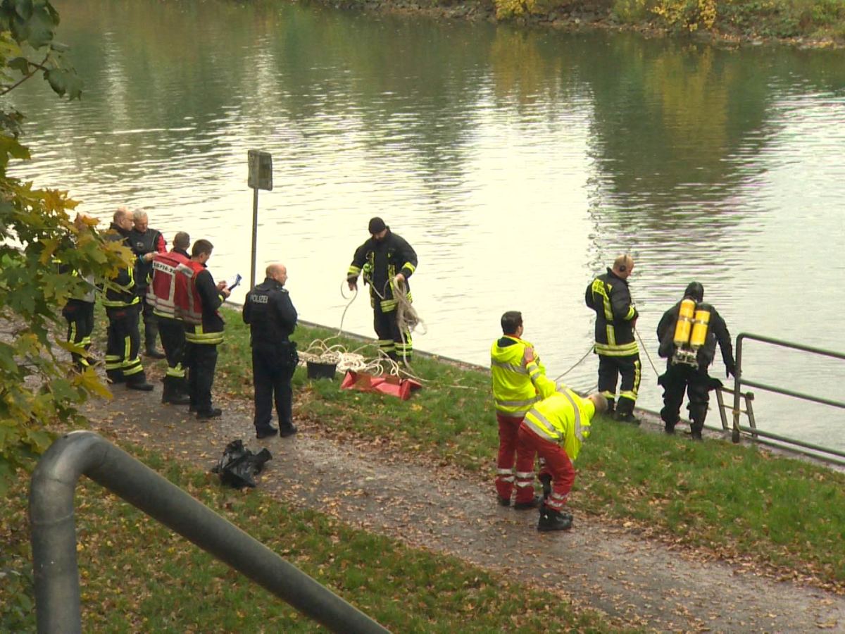 Aus dem Ems-Kanal in Dortmund haben Feuerwehr-Taucher eine tote Person geborgen. Die Hintergründe zu dem tragischen Vorfall sind noch unklar.