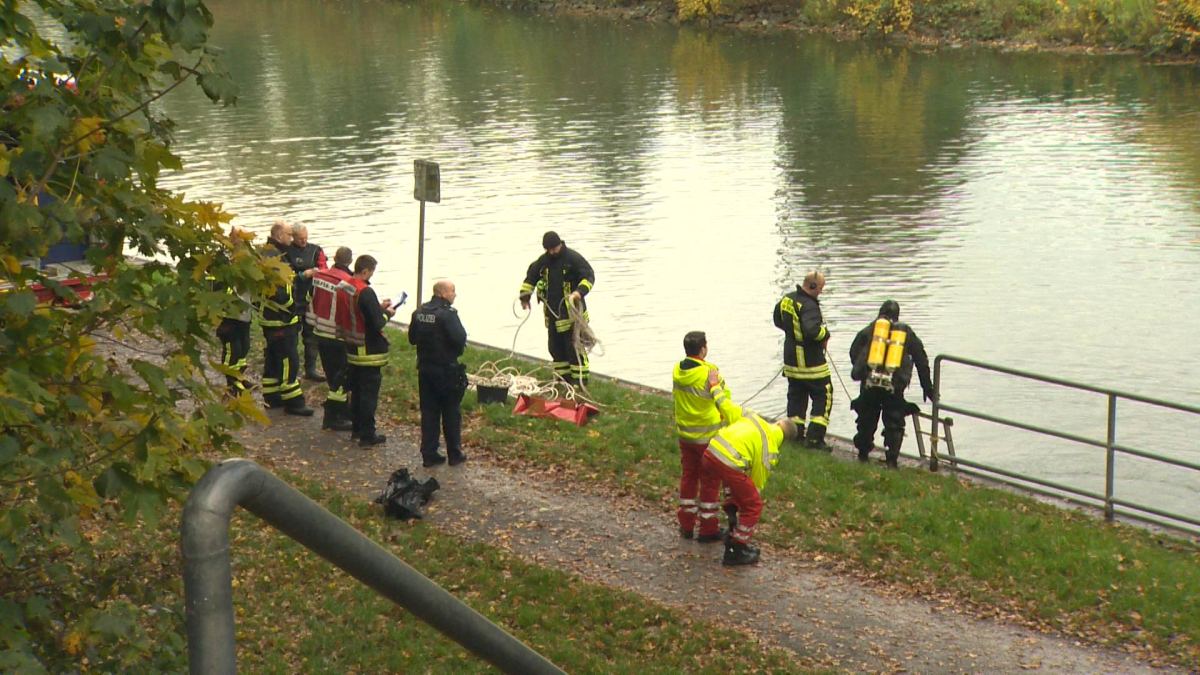 Aus dem Ems-Kanal in Dortmund haben Feuerwehr-Taucher eine tote Person geborgen. Die HintergrÃ¼nde zu dem tragischen Vorfall sind noch unklar.