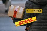 DHL, Deutsche Post-Logo, Frau mit Paket auf dem Arm