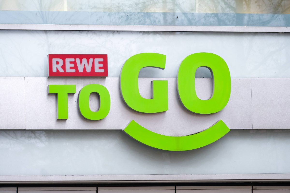 Mit einem Schild Ã¤tzt der Supermarkt Rewe gegen ganz bestimmte Kunden.