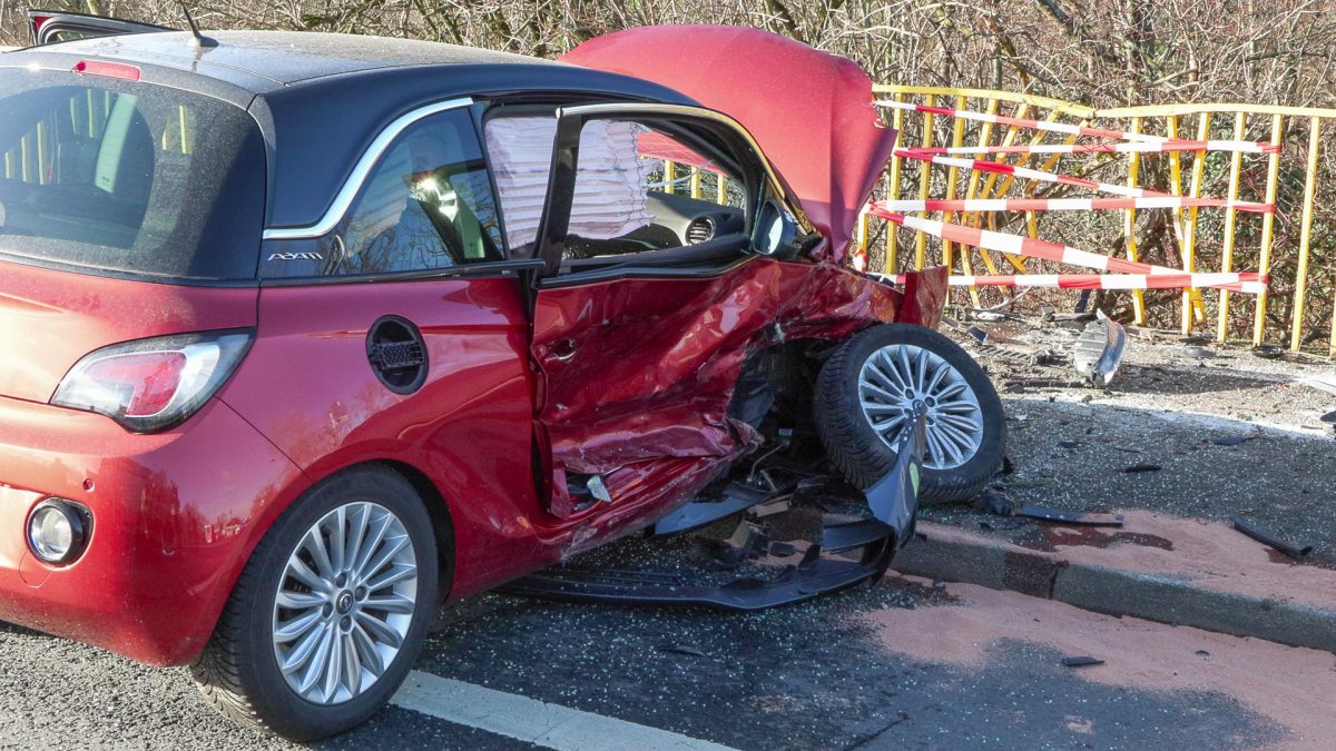NRW: Übler Verkehrsunfall mit einem Tesla – Autofahrerin stirbt