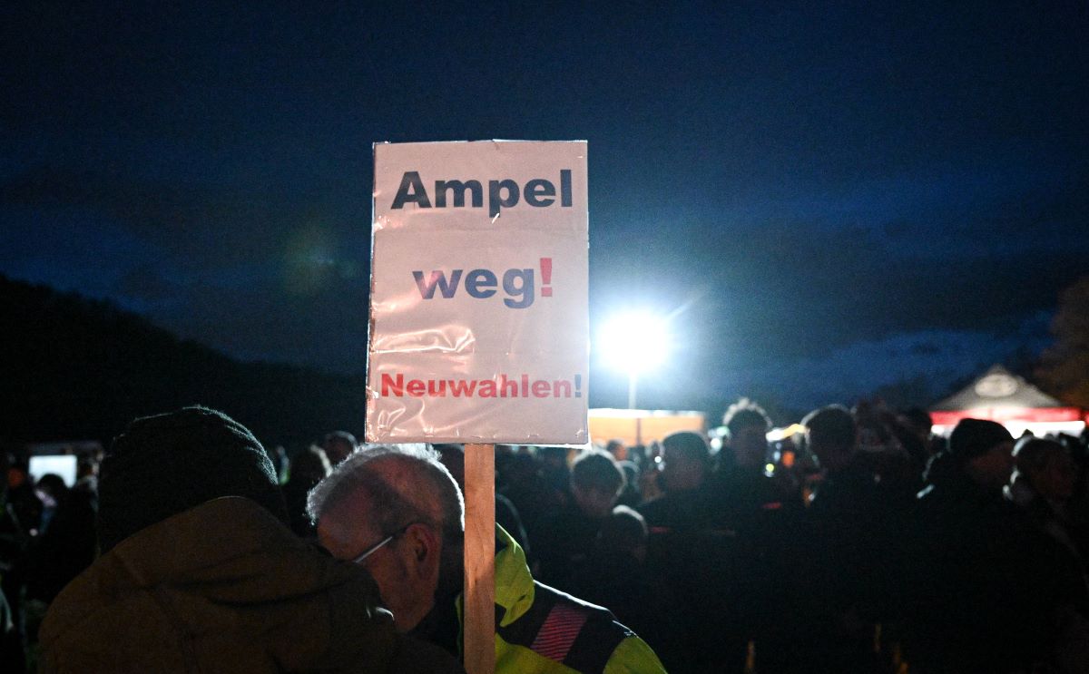 Ein Polizist versuchte bei dem Ansturm der Bauern auf die Habeck-Fähre einzugreifen.