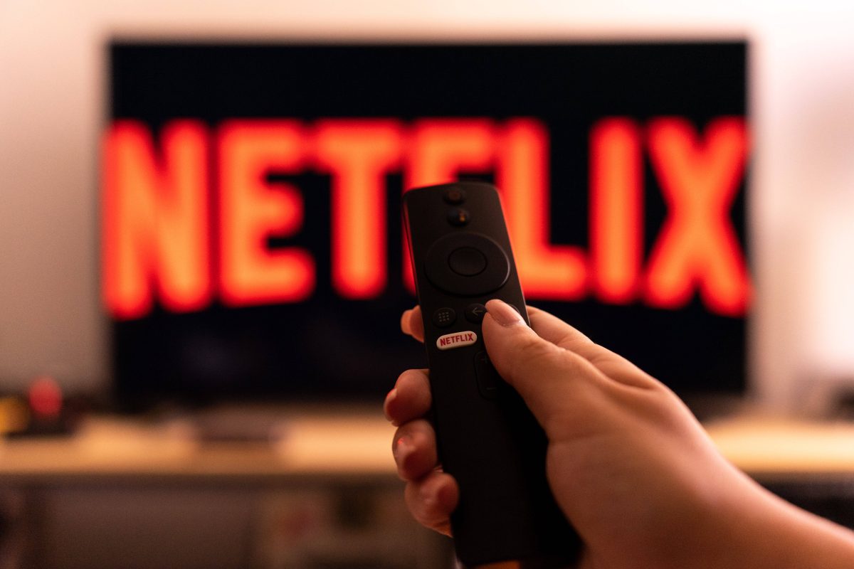 Fernbedienung vor Fernseher mit Netflix-Logo