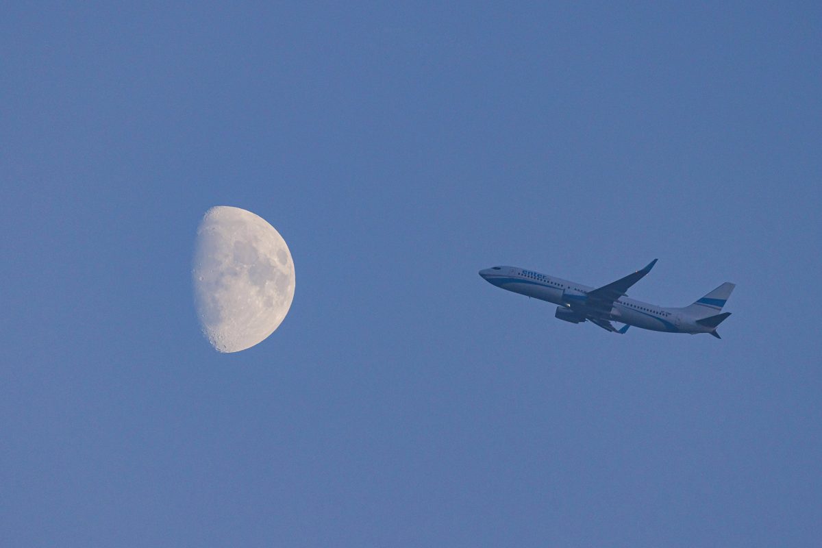 NRW: Mysteriöses Flugzeug am Himmel gesichtet.