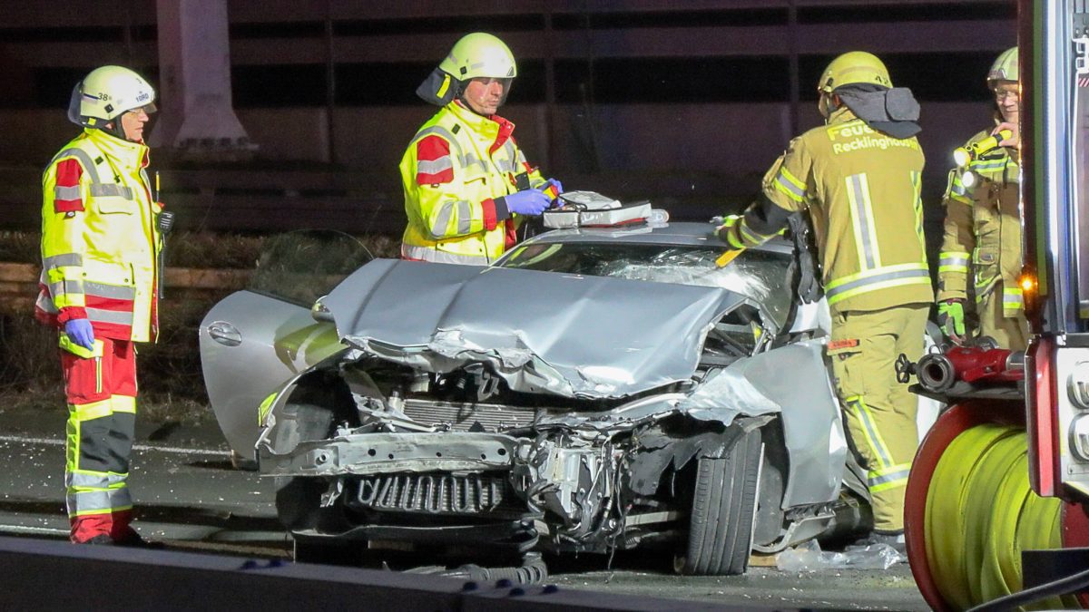 A43 In NRW: Heftiger Crash! Autofahrerin Eingeklemmt- DerWesten.de