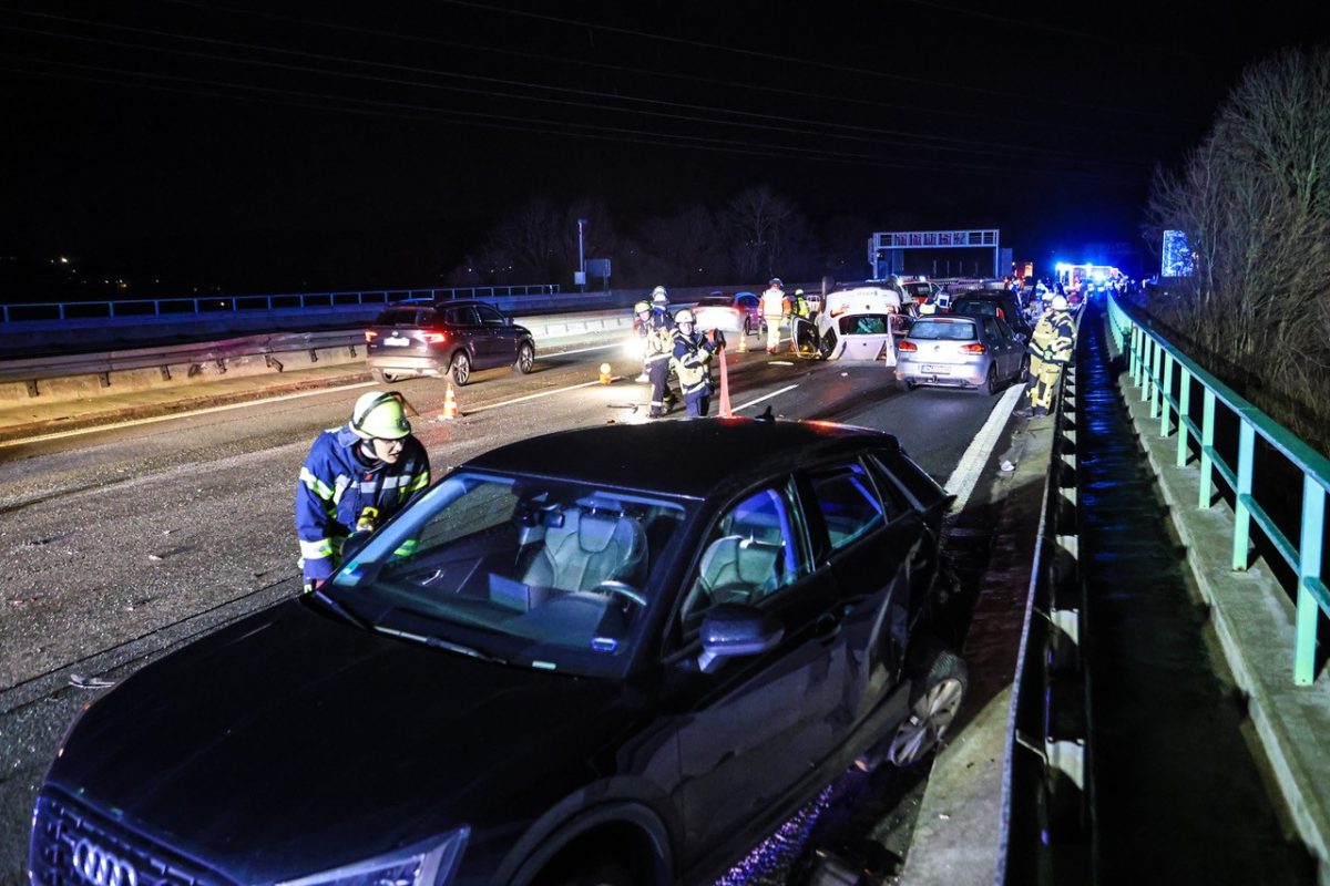 A45 in NRW: Verletzte bei Massenkarambolage ++ Kinder betroffen ++ Vollsperrung!