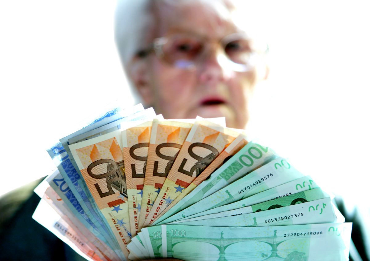 Lotto: Ã„ltere Frau gewinnt den Jackpot. Ihr Mann ergreift drastische MaÃŸnahme.