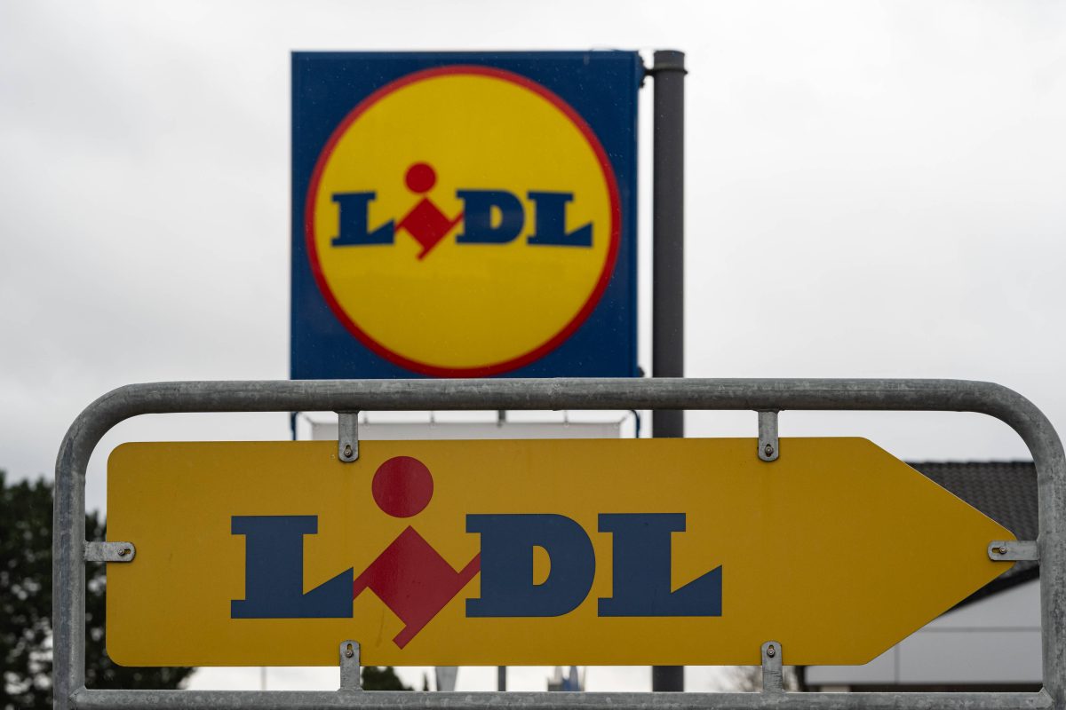 Lidl-Kunde ist überrascht als er seinen Kassenbon sieht.