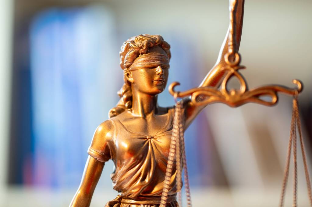 Eine goldene Statue von Justizia als Symbol für das Gesetz.