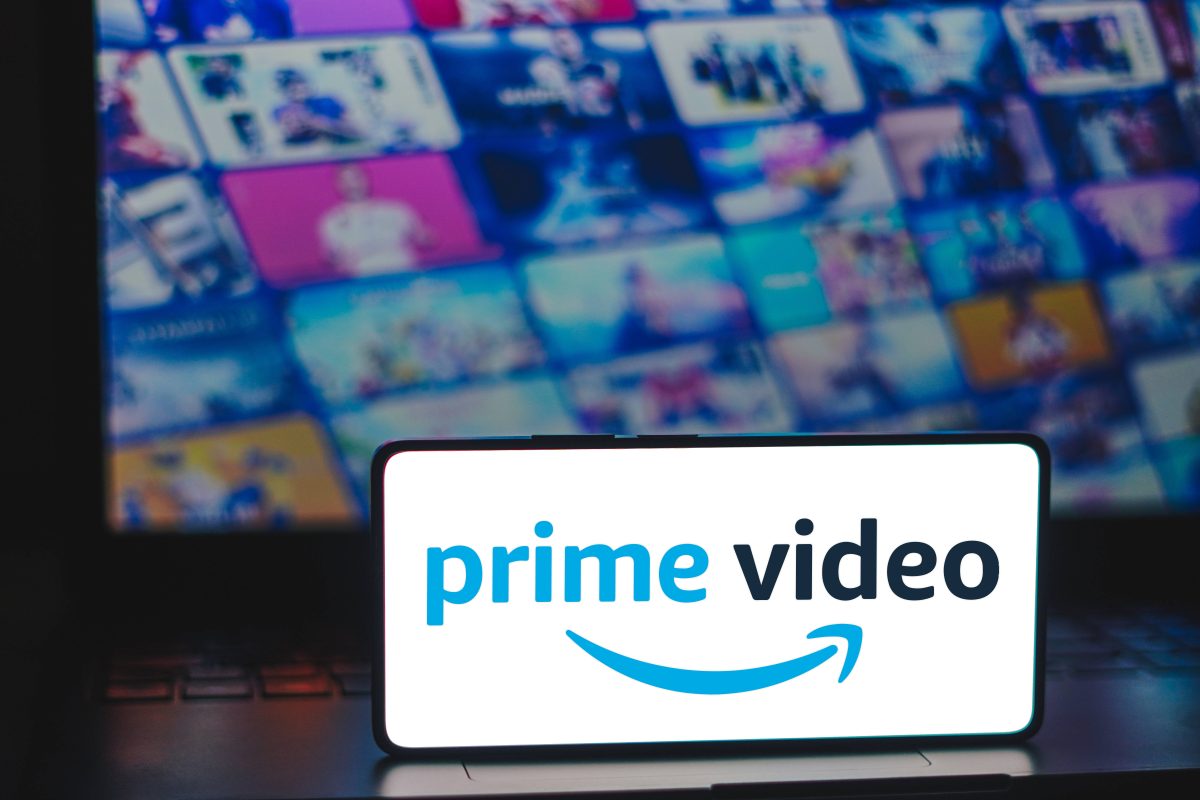 Amazon Prime Logo vor Fernseher.
