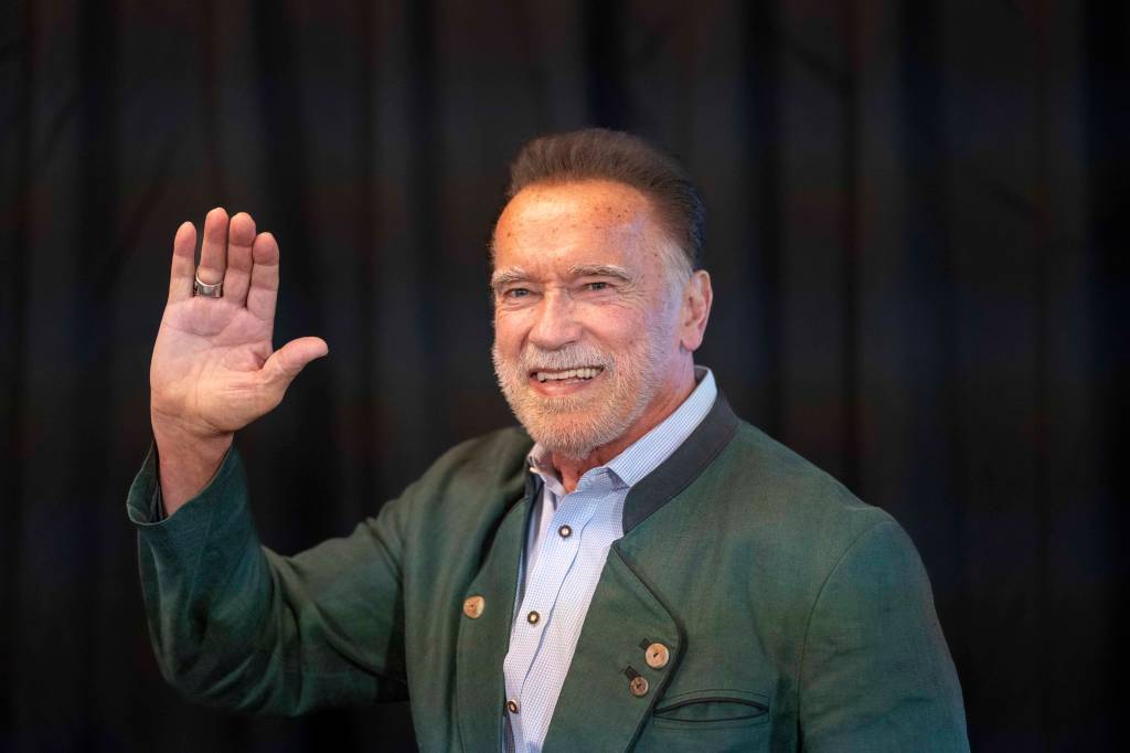 Arnold Schwarzenegger winkt in die Kamera