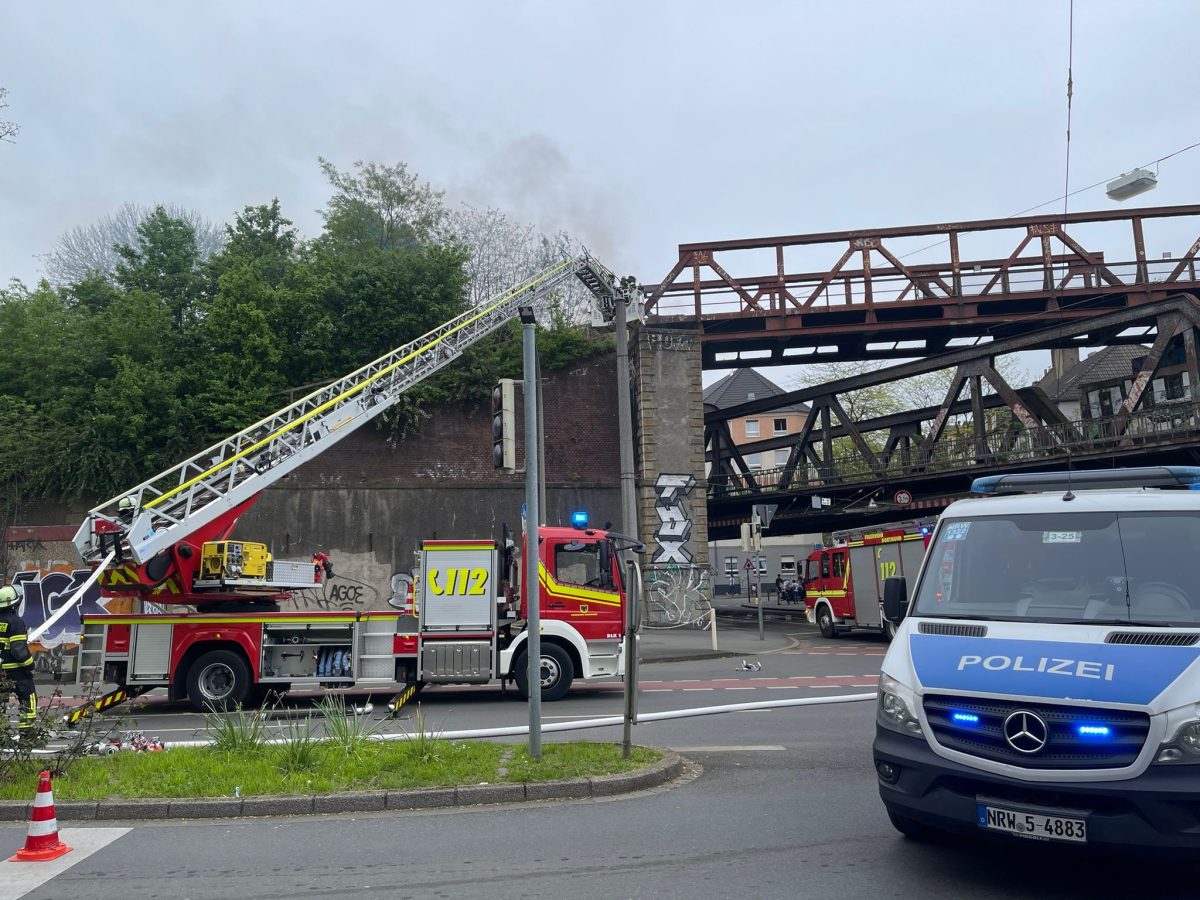 Dortmund: Feuer-Drama an Brücke! Bahnpendler brauchen starke Nerven!