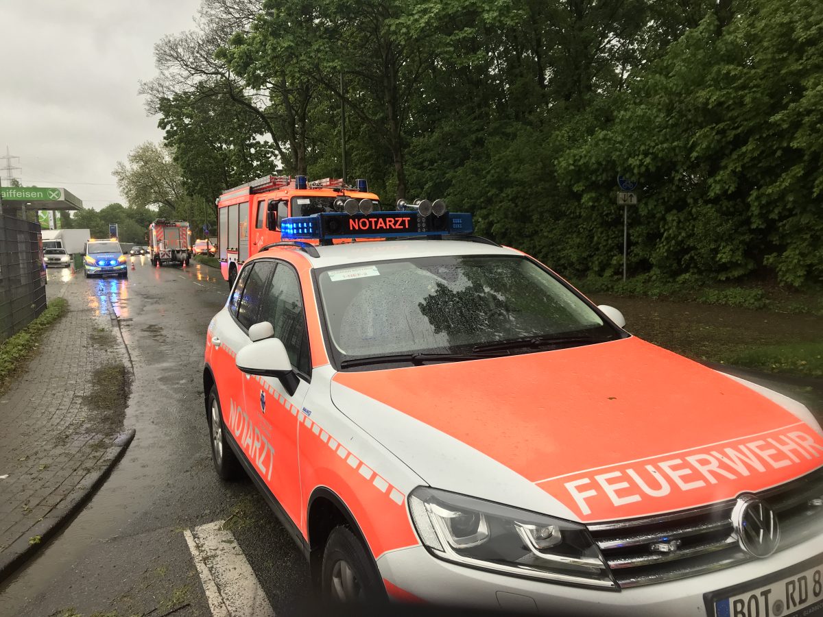 Wetter in NRW: Sturm sorgt für Riesen-Chaos ++ massenhaft Bahn-Ausfälle ++ Personen unter Baum begraben