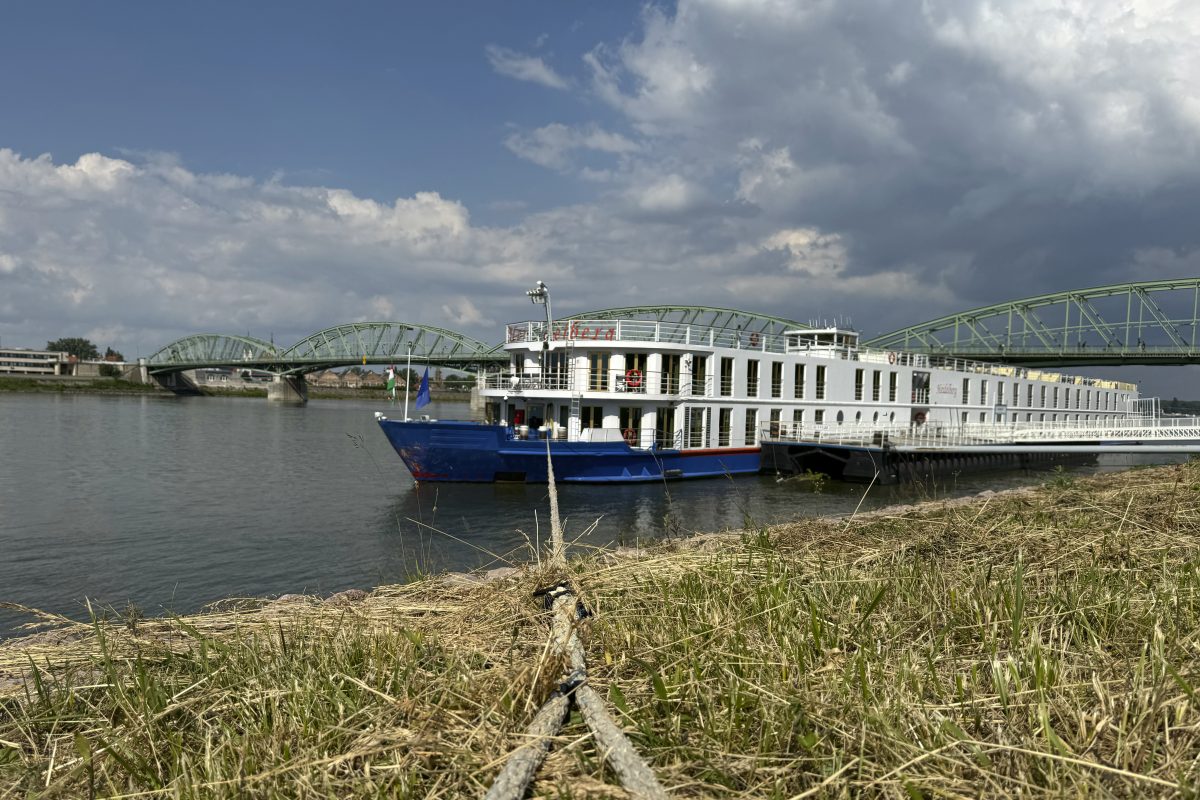 Das Kreuzfahrt-Schiff nach der Kollision auf der Donau.