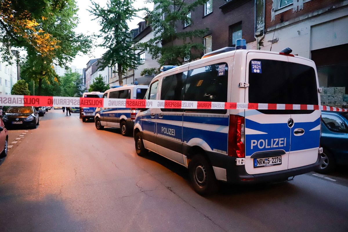 Duisburg: Messer-Mann geht auf Gruppe zu – Frau verletzt!