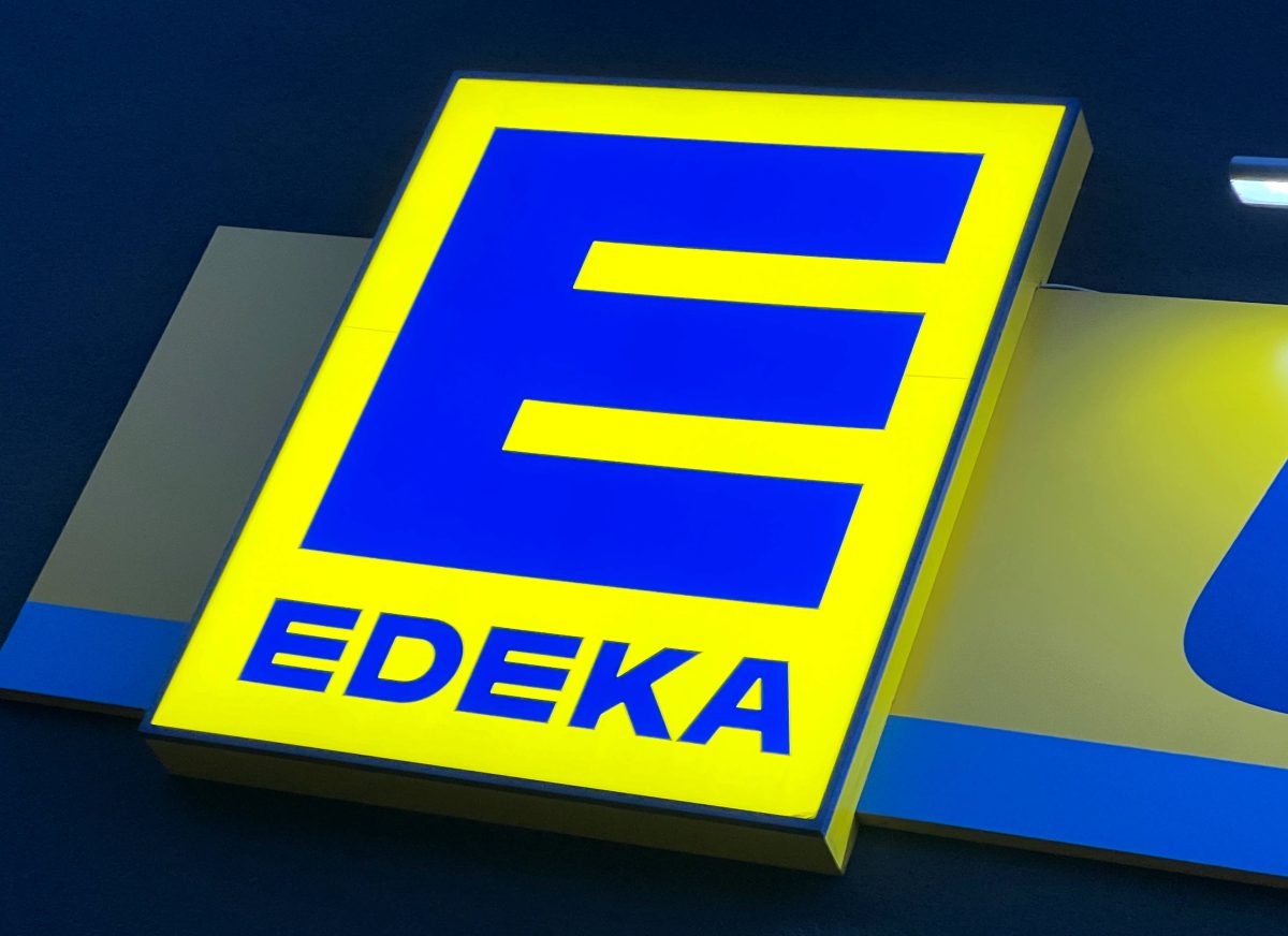Ein Schild mit dem Logo von Edeka