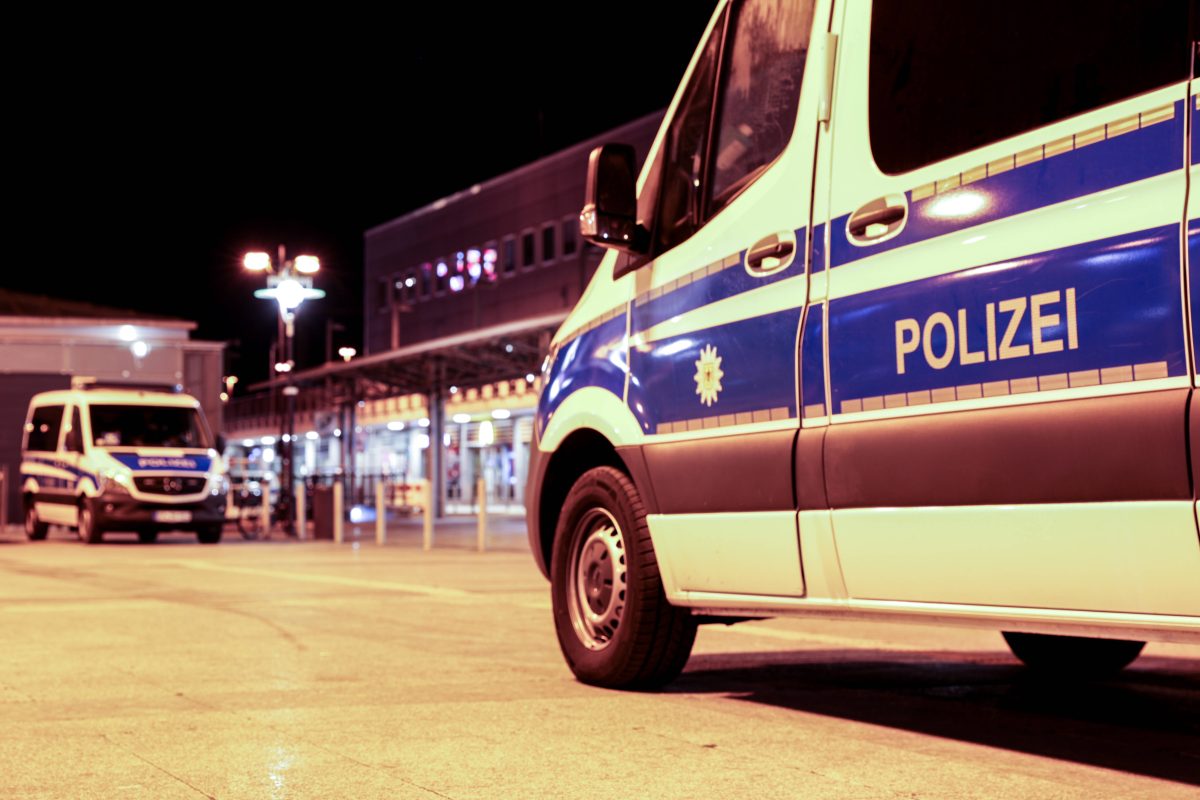 NRW: Männer bedrängen Frau in RE und schlagen zu! Polizei bittet um Hilfe
