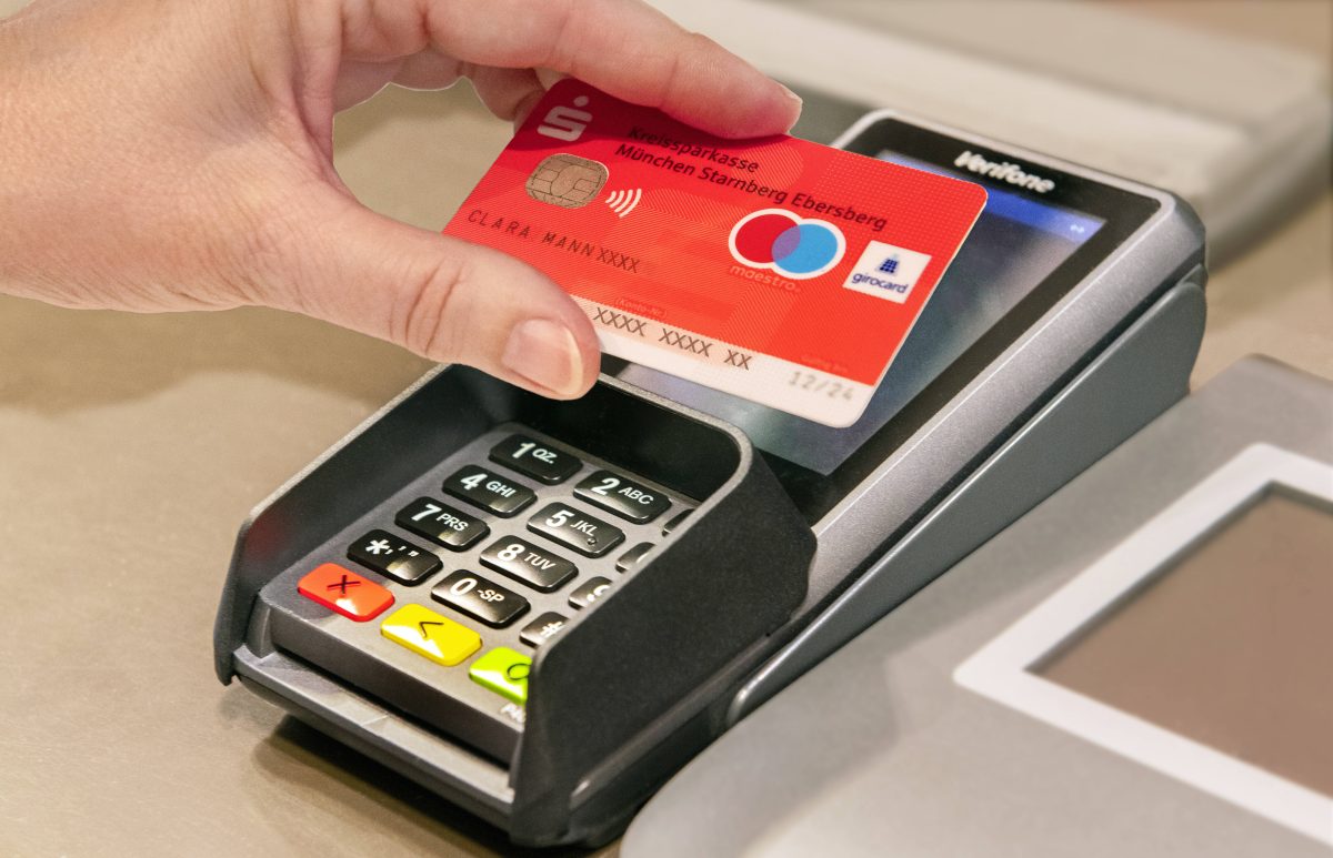 Sparkasse, Postbank & Co.: Diesen Karten-Fehler machen Kunden ständig – hohes Bußgeld droht!