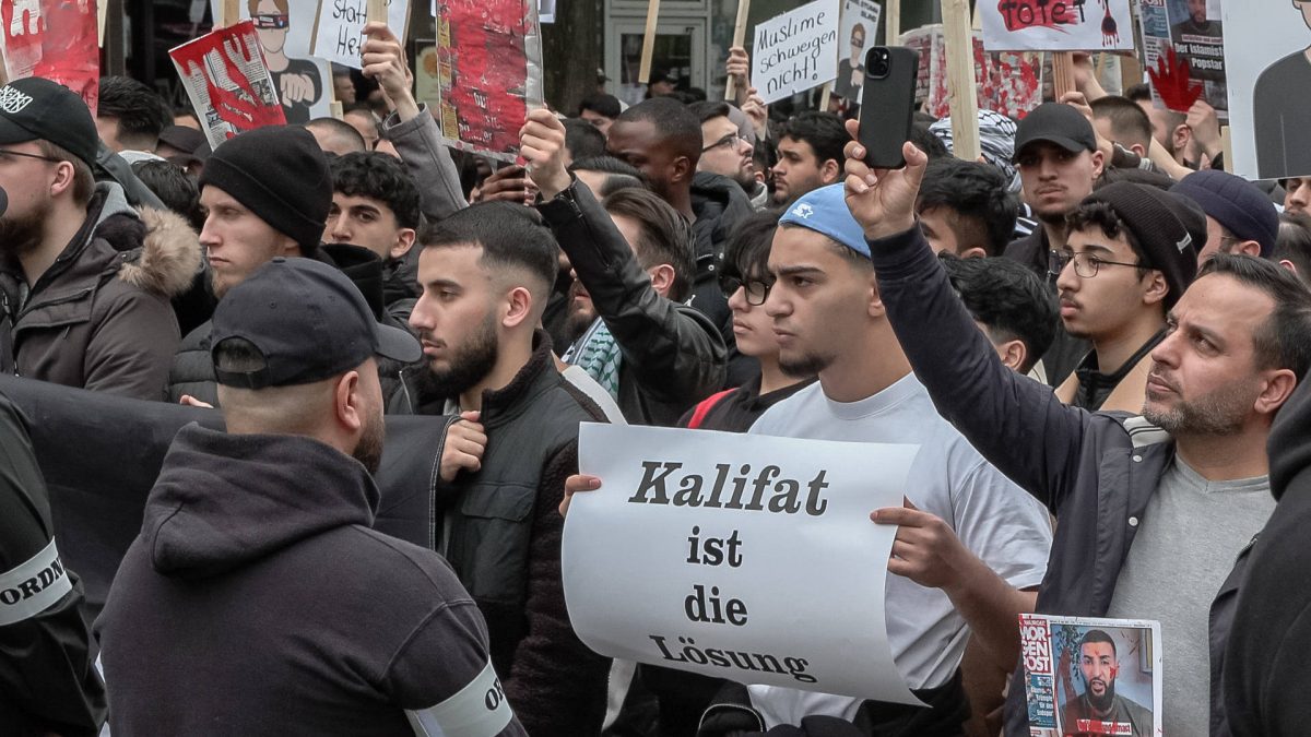 Kalifat-Demo In Hamburg: Polizist Stinksauer! "Fliegt Uns Um Die Ohren ...