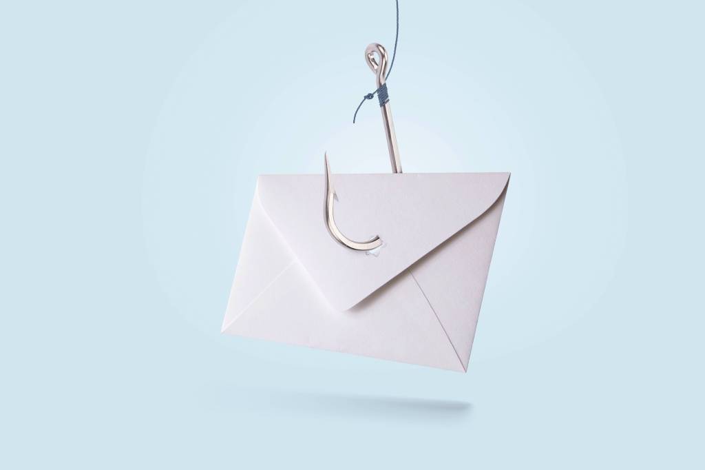 Ein Briefkuvert mit Metallhaken auf blauem pastellfarbenem Hintergrund als Symbol für Phishing-Nachrichten.