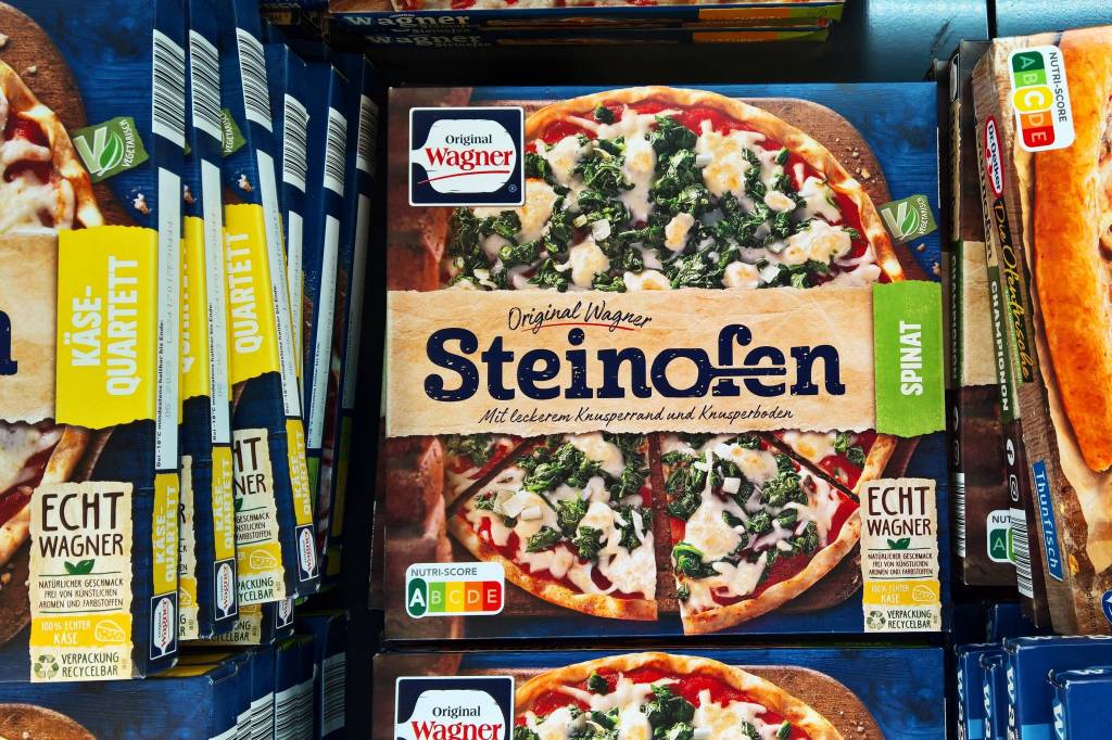 Steinofen-Pizza im Regal.