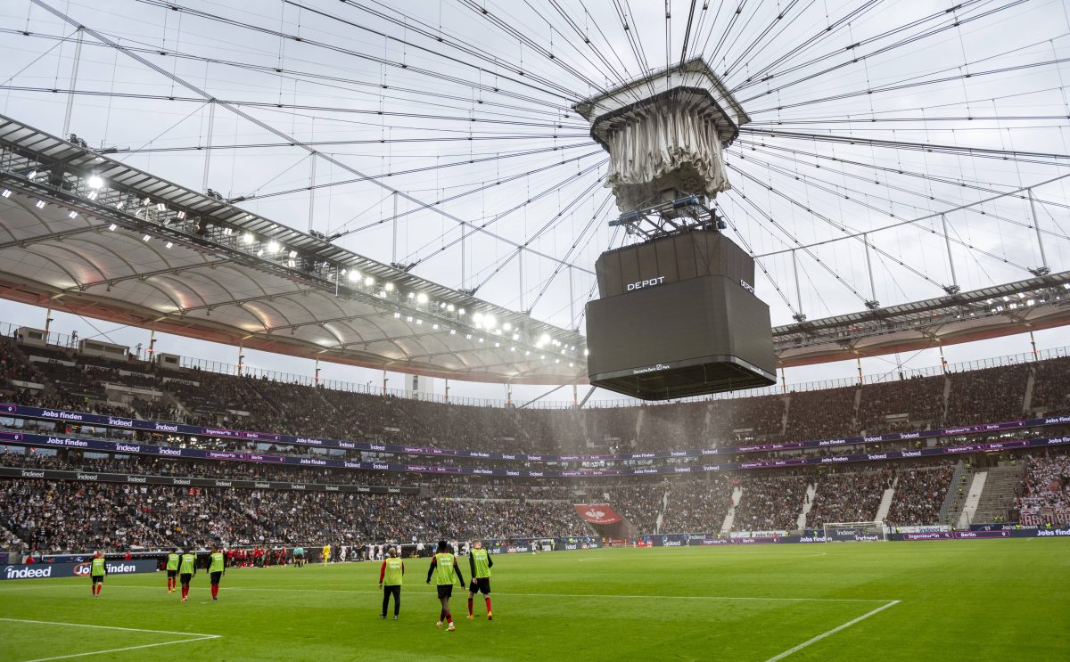 Eintracht Frankfurt – RB Leipzig: Kuriose Szene! Videowürfel sorgt für Spielunterbrechung