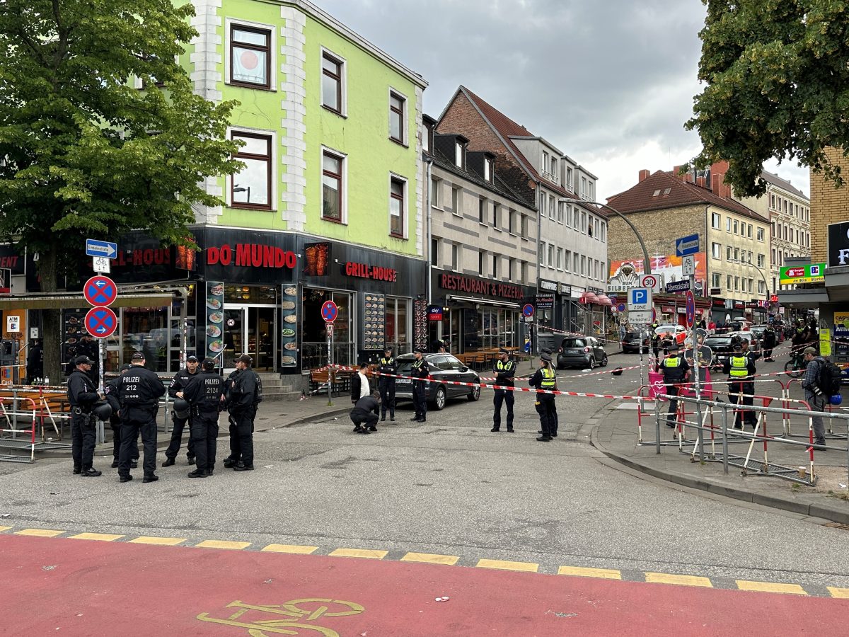 Vor der EM-Partei Polen - Niederlande kam es zu dramatischen Szenen auf der Reeperbahn in Hamburg!