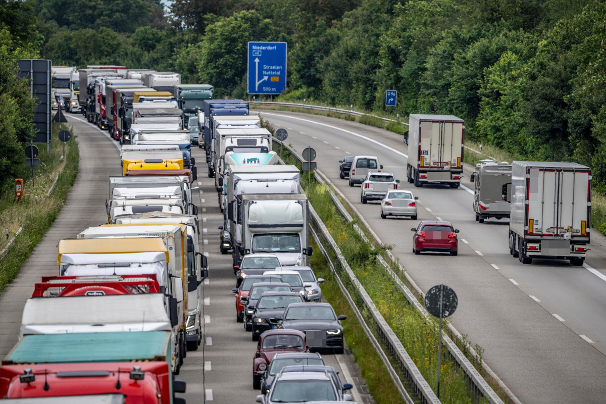 A40 Bei Bochum Monatelang Voll Gesperrt - Autofahrer Baden Es Aus ...