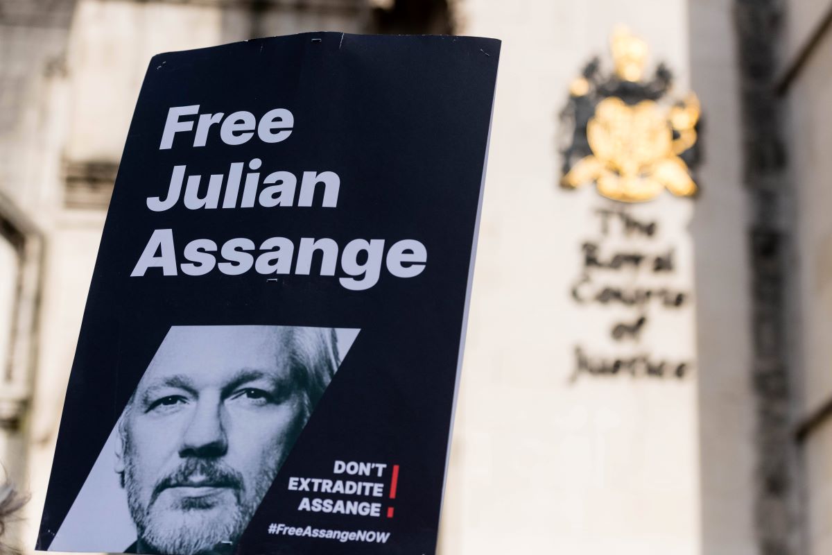Julian Assange: Erste Aufnahmen! Hier setzt er seine Schritte in die Freiheit