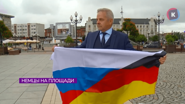 Der AfD-Abgeordnete Frank Lizureck posiert auf dem Siegesplatz für die deutsch-russische Freundschaft.